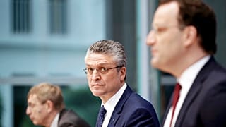 Almanya Robert Koch Enstitüsü Başkanı Lothar Wieler ve Sağlık Bakanı Jens Spahn salgınla ilgili basın toplantısı düzenledi