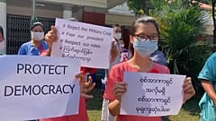 Birmanie : les étudiants affichent leur soutien à Aung San Suu Kyi