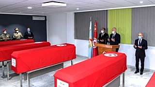 قيس سعيد يقف بجانب نعوش الجنود الأربعة الذين قتلوا يوم الخميس 4 فبراير 2021 ، المستشفى العسكري بتونس العاصمة.