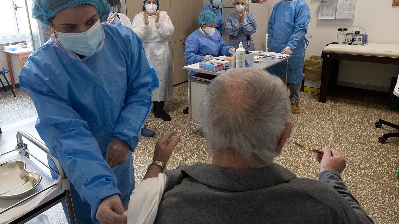 Un anziano mentre gli viene somministrata una dose di vaccino anti Covid, Roma