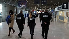 Patrulla policial en el aeropuerto Charles de Gaulle de París 