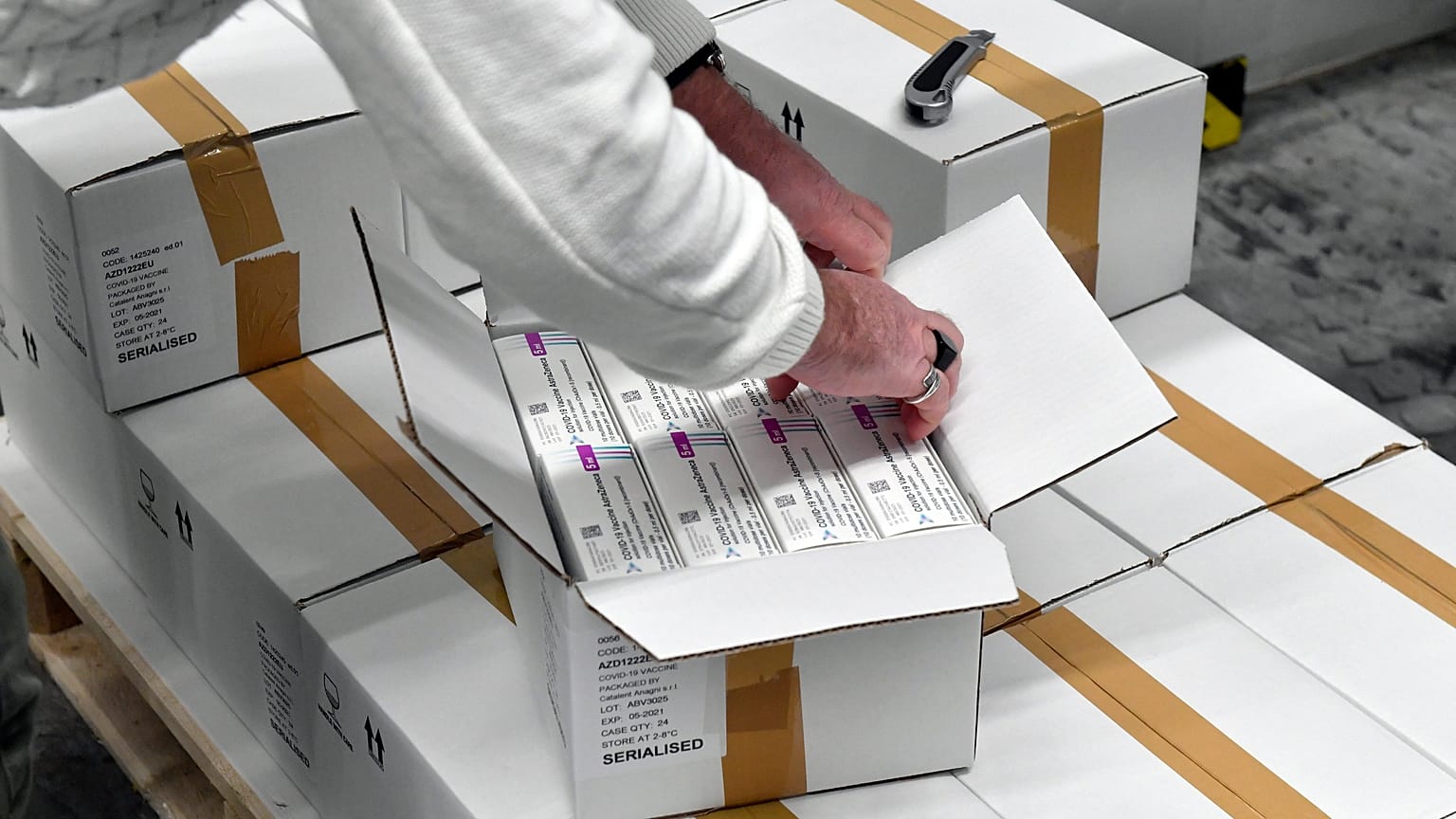 Az oxfordi AstraZeneca-vakcina első szállítmánya a Hungaropharma gyógyszer-nagykereskedelmi vállalat budapesti telephelyének hűtőházában 2021. február 6-án. 