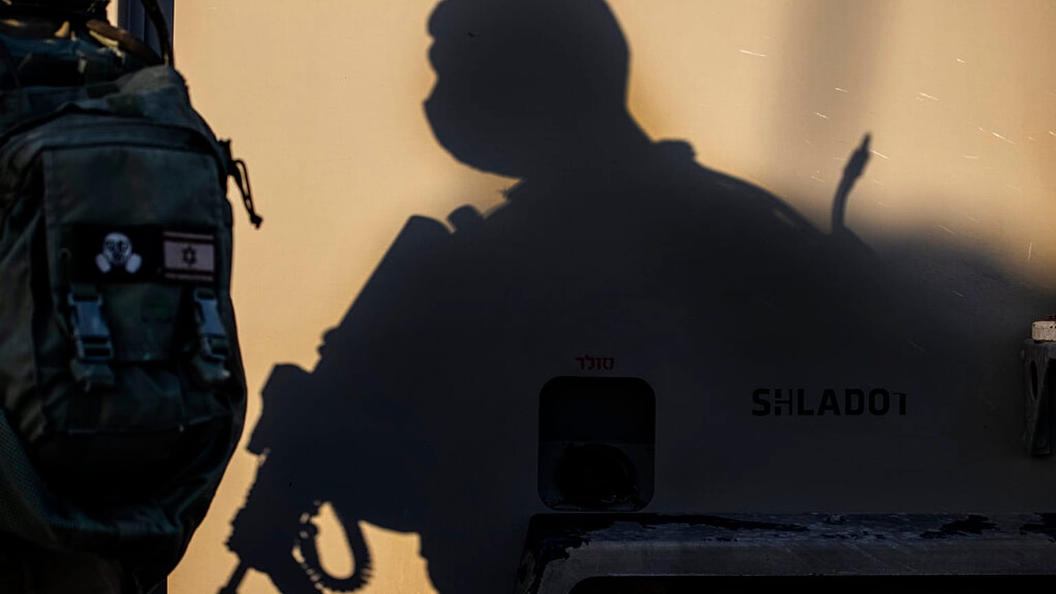 A sombra de um soldado israelita, num posto de controlo junto à fronteira com Gaza