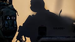 A sombra de um soldado israelita, num posto de controlo junto à fronteira com Gaza