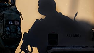 A sombra de um soldado israelita, num posto de controlo junto à fronteira com Gaza