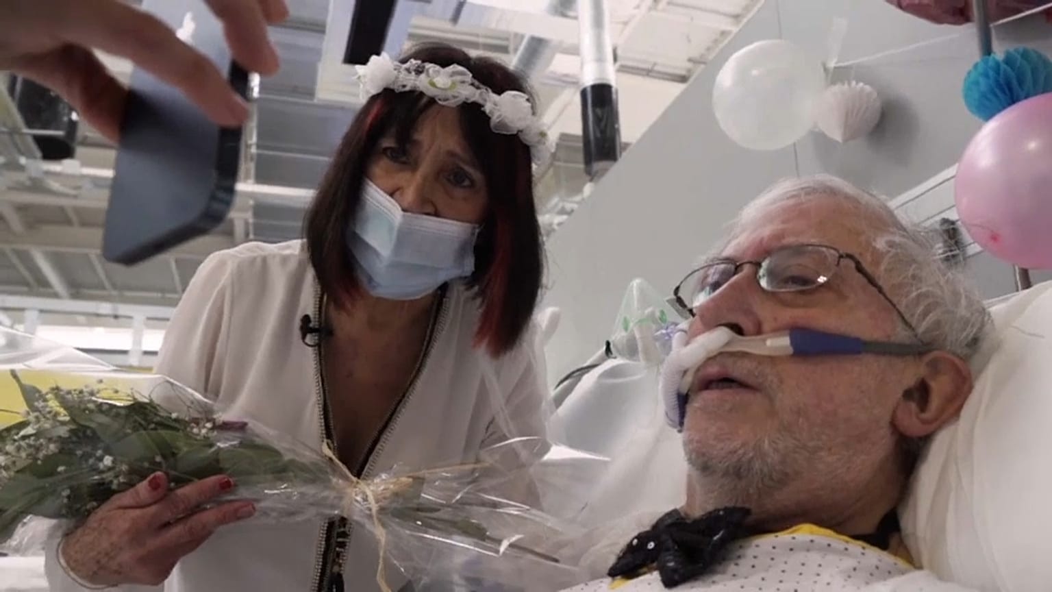 Un mariage entre deux patients atteints du Covid-19 dans l'hôpital Isabel Zendal près de Madrid, en Espagne, le 4 février 2021