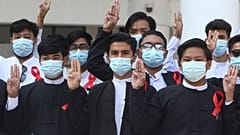 Drei Finger und rote Fahnen: Bislang größte Proteste in Myanmar