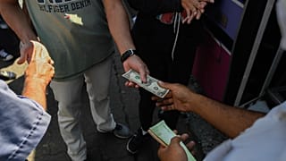 الحافلات تتحول إلى مكاتب صرف العملة في المناطق الفقيرة في فنزويلا.