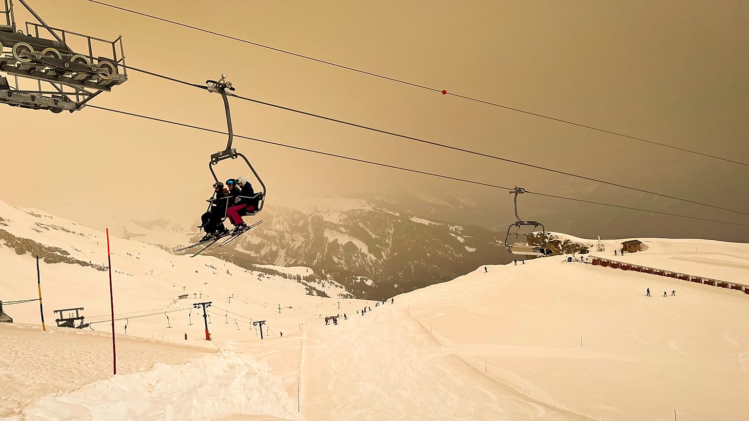 Un ciel couleur ocre dans la station de ski d'Anzere, en Suisse, le 6 février 2021