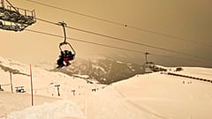 Un ciel couleur ocre dans la station de ski d'Anzere, en Suisse, le 6 février 2021