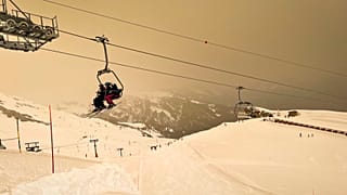 Un ciel couleur ocre dans la station de ski d'Anzere, en Suisse, le 6 février 2021