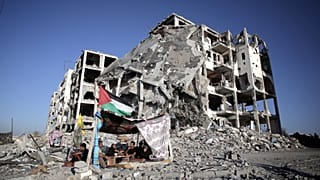 أحد أبراج الندى المدمرة في بلدة بيت لاهيا شمال قطاع غزة.