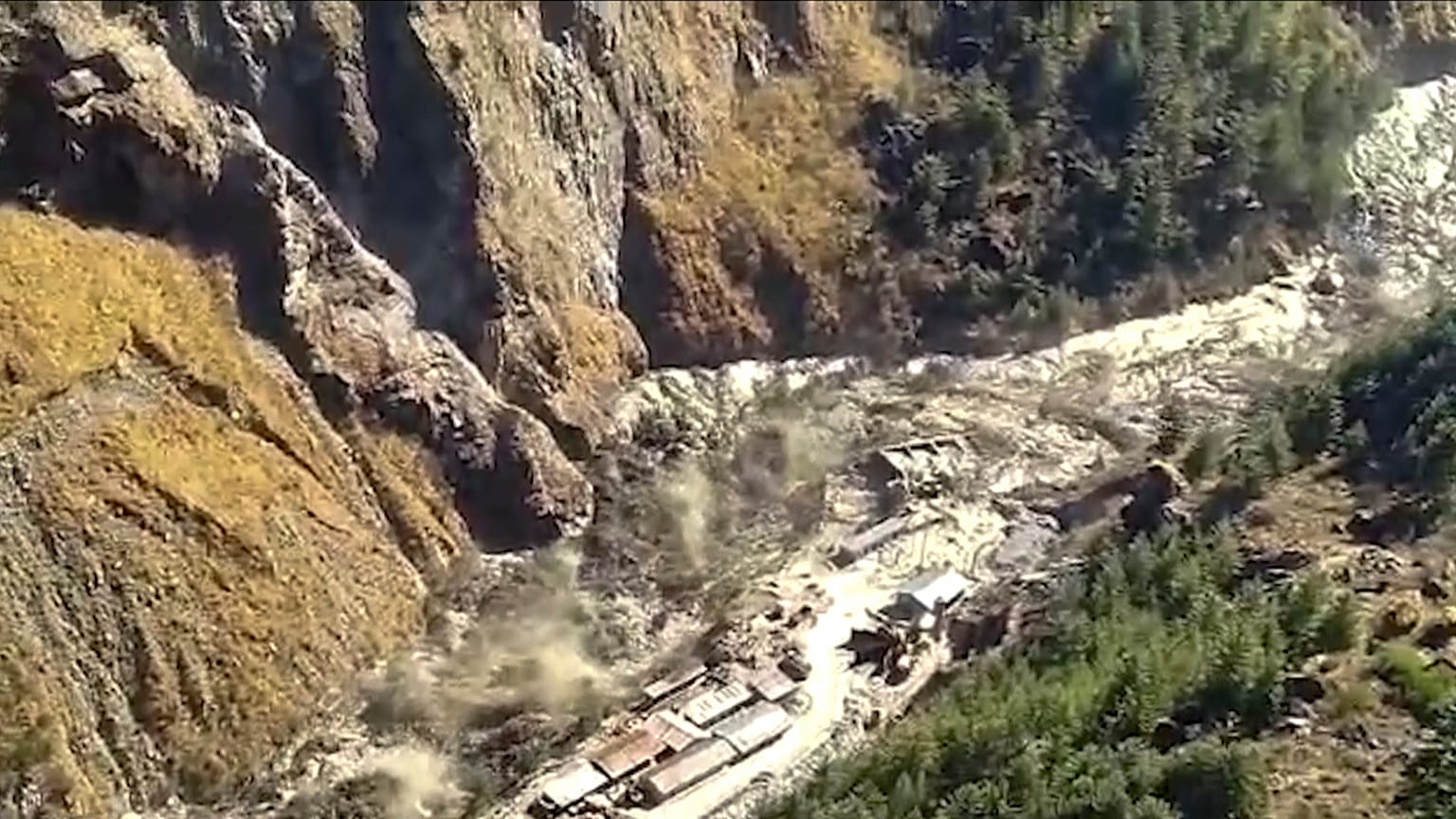 Hindistan'ın Himalaya Dağında buz kütlesi koptu