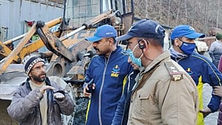 Júbilo al rescatar con vida a un hombre sepultado por una riada de lodo en la India