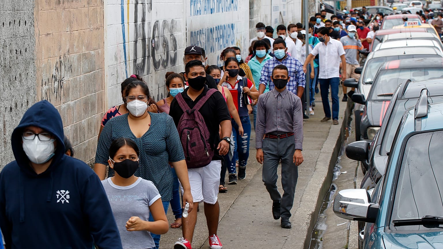 Wähler*innen auf dem Weg zum Wahllokal im ecuadorianischen Guayaquil