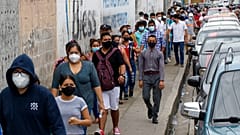 Wähler*innen auf dem Weg zum Wahllokal im ecuadorianischen Guayaquil
