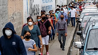 Wähler*innen auf dem Weg zum Wahllokal im ecuadorianischen Guayaquil