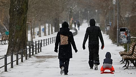 Schlittenfahren mitten in Berlin dank Wintereinbruch