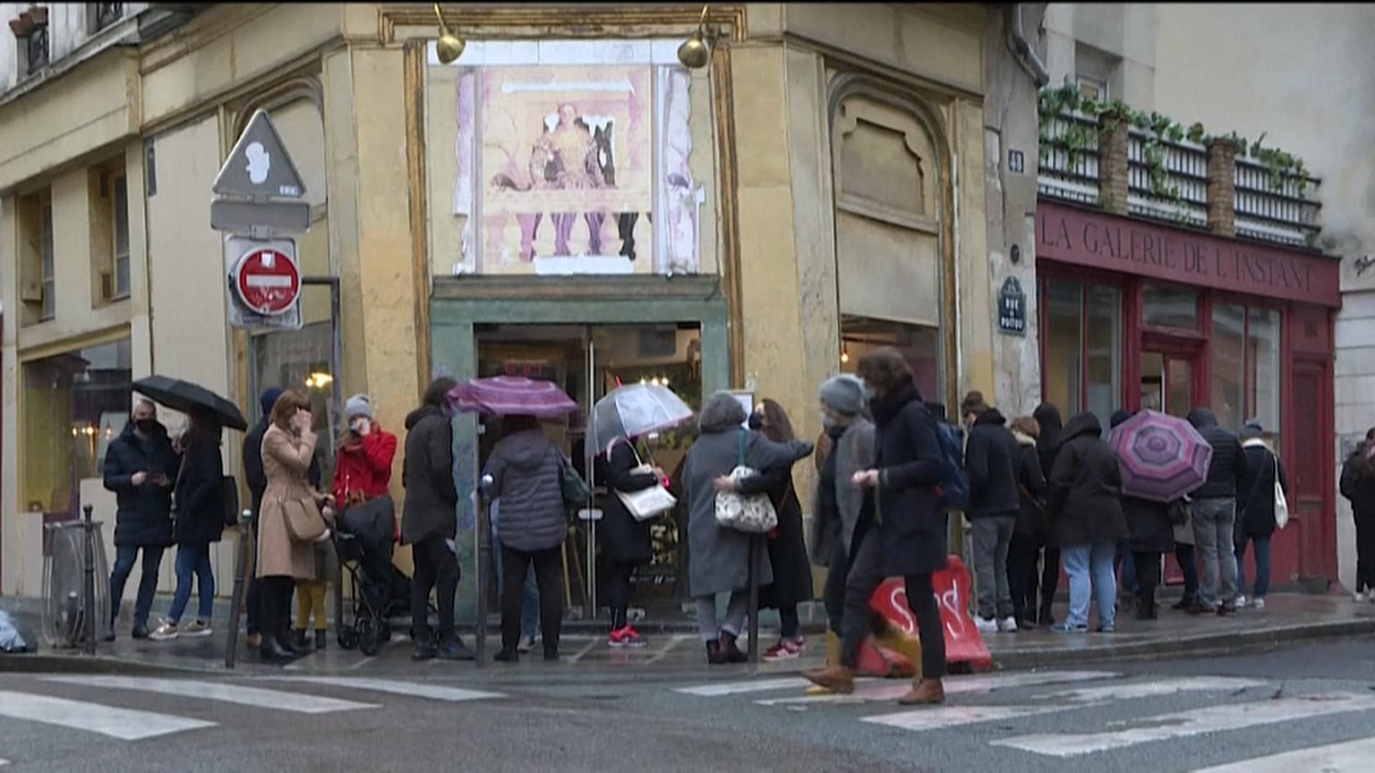 Fila para visitar galeria de arte parisiense
