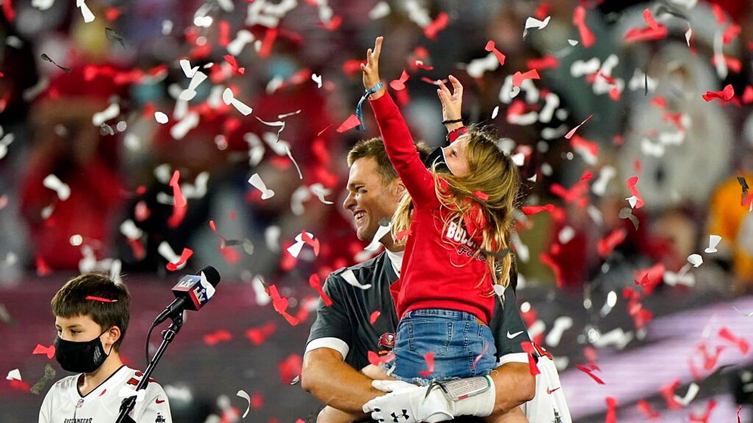 Tom Brady feiert den Super Bowl Sieg mit seinen Kindern