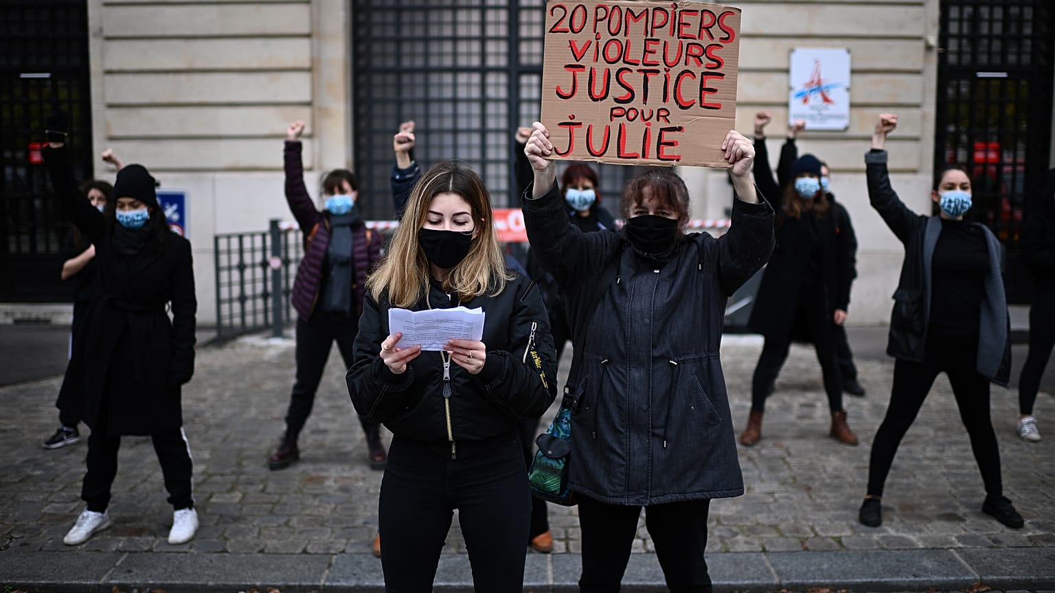 Manifestation de soutien à "Julie", le 13 décembre 2020 devant une caserne de pompiers à Paris, France