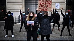 Manifestation de soutien à "Julie", le 13 décembre 2020 devant une caserne de pompiers à Paris, France