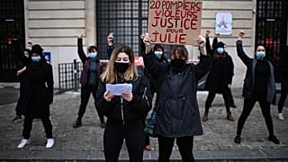 Manifestation de soutien à "Julie", le 13 décembre 2020 devant une caserne de pompiers à Paris, France