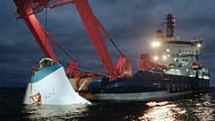 Auf diesem Archivbild vom 19. November 1994 wird die Bugklappe der gesunkenen M/S Estonia vor der Ostsee-Insel Utö in der Nähe von Finnland vom Meeresgrund gehoben.
