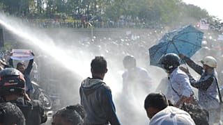 سيارة شرطة تطلق خراطيم المياه في محاولة لتفريق المتظاهرين خلال مظاهرة ضد الانقلاب العسكري في نايبيداو