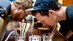 A baristák a kávébabot és a főzetet is szagolják kóstolás előtt (illusztráció)