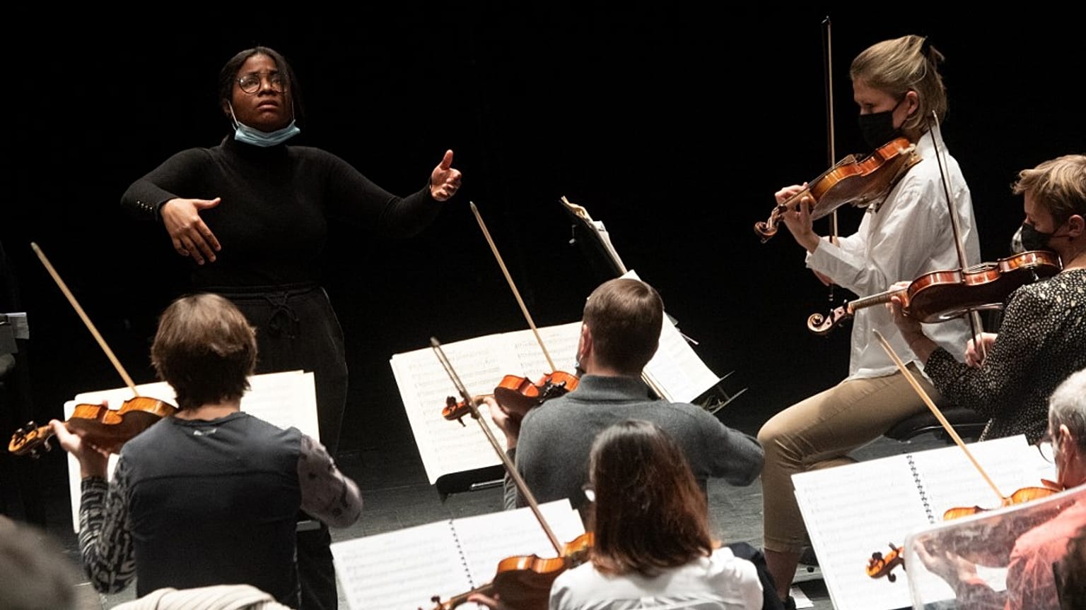 La cheffe d'orchestre vénézuélienne Glass Marcano dirige l'orchestre philharmonique de Tours, en France, le 5 février 2021