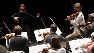 La cheffe d'orchestre vénézuélienne Glass Marcano dirige l'orchestre philharmonique de Tours, en France, le 5 février 2021