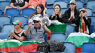 Des supporteurs de la joueuse bulgare Tsvetana Pironkova la soutenant lors de son premier de l'Open d'Australie de tennis, le 8 février à Melbourne.