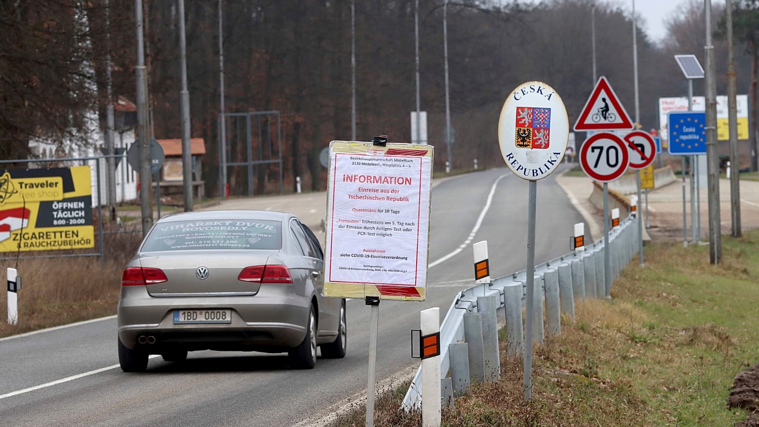 Figyelemfelhívó tábla az cseh-osztrák határon