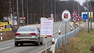 Figyelemfelhívó tábla az cseh-osztrák határon