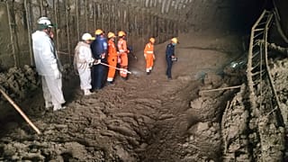 Labores de rescate en el tunel donde están atrapados los obreros de una central hidroeléctrica, Tapovan, estado de Uttarakhand, la India 8/2/2021