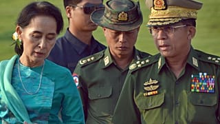 Aung San Suu Kyi ve Myanmar Genelkurmay Başkanı Min Aung Hlaing