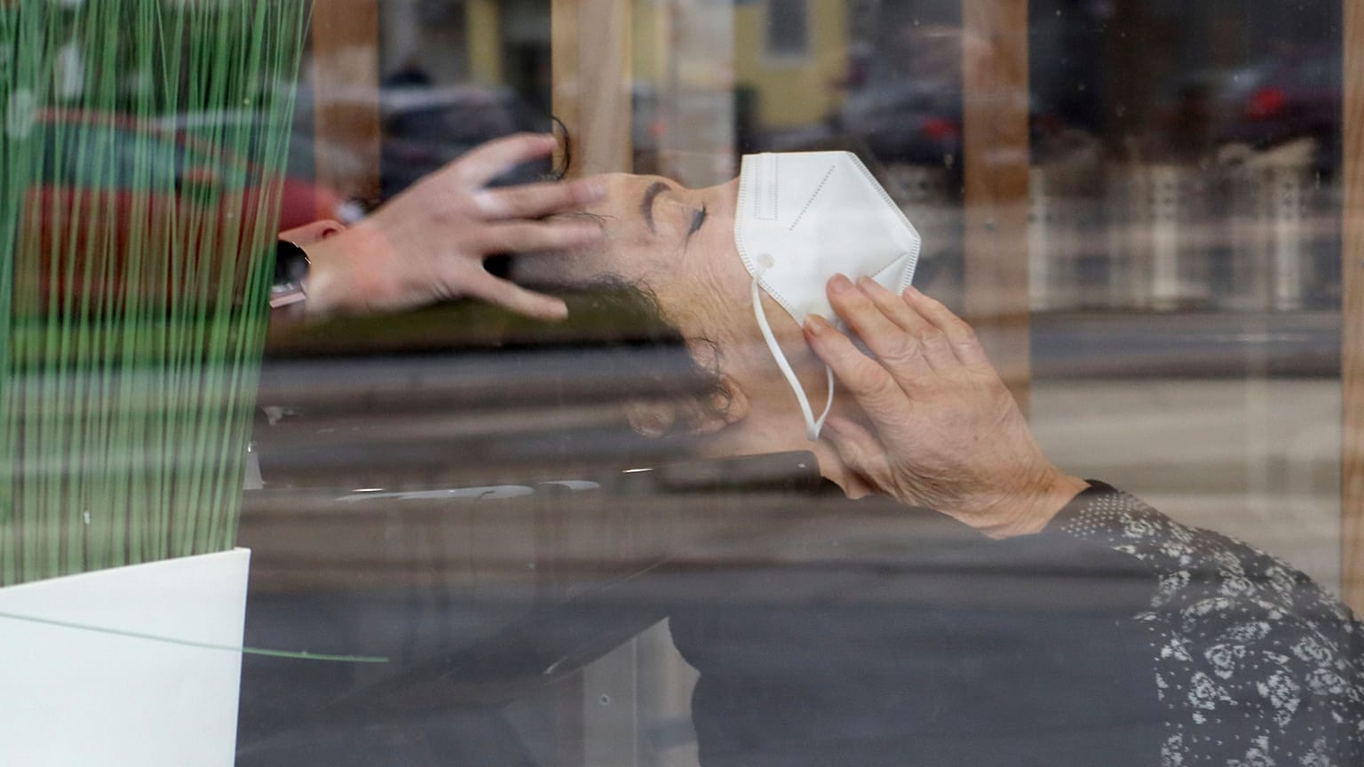 Image d'illustration du 8 février 2021. Une femme portant un masque se fait coiffer à Vienne, Autriche