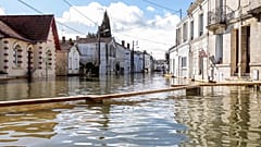 Eine überschwemmte Straße in Saintes. 