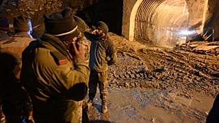 أمضى كومار وزملاؤه أربع ساعات داخل النفق الذي غمرته المياه، متشبثين قدر استطاعتهم بقضبان السقالات، وهم يحاولون إبقاء رؤوسهم فوق سطح الماء وتجنب الحطام والصخور