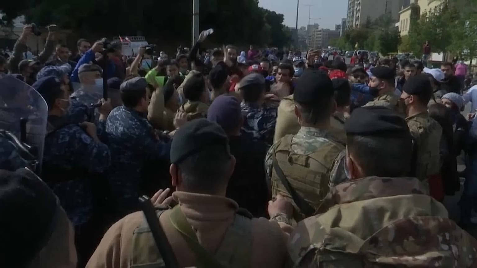 شاهد: اشتباكات عنيفة بين محتجين  وقوات الأمن في لبنان