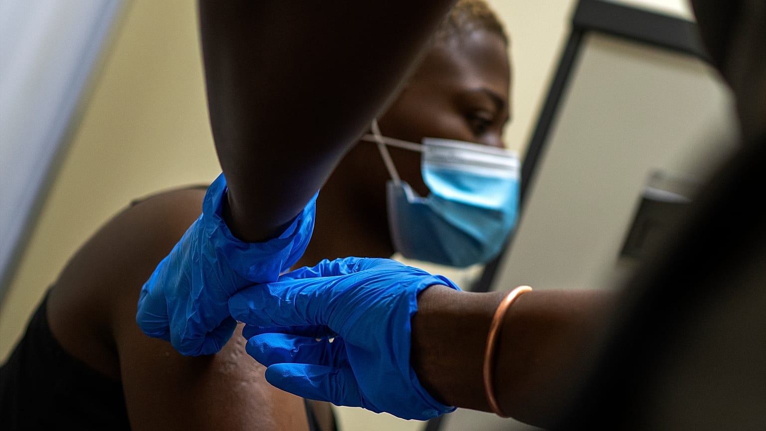Nuova variante Omicron, Ue chiede sospensione dei voli con diversi Paesi sudafricani