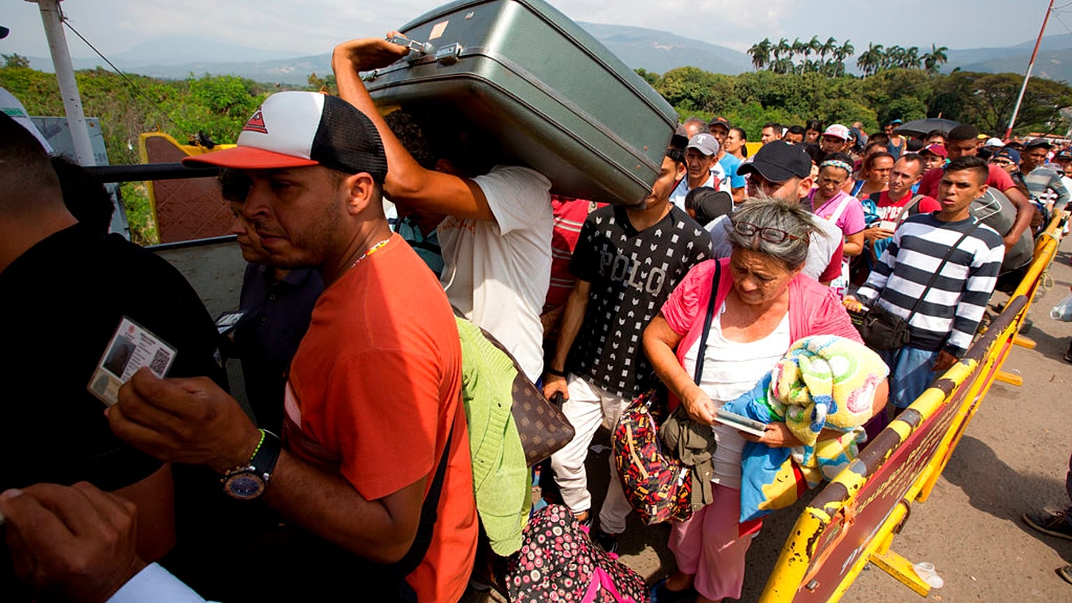 Migrantes venezolanos cruzan el puente Simón Bolivar hacia Colombia
