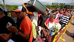 Migrantes venezolanos cruzan el puente Simón Bolivar hacia Colombia