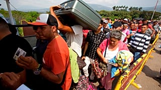 Migrantes venezolanos cruzan el puente Simón Bolivar hacia Colombia