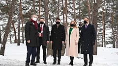 Emléktáblát avattak a V4 államfőinek találkozóján Juratában 