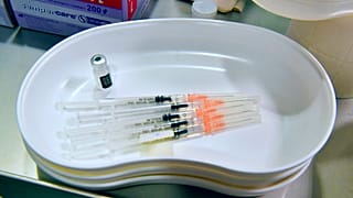 A Pfizer-BioNTech koronavírus elleni vakcinájából készített oltóanyagot tartalmazó fecskendők a budapesti a Szent Imre kórházban kialakított oltóponton 2021. február 7-én