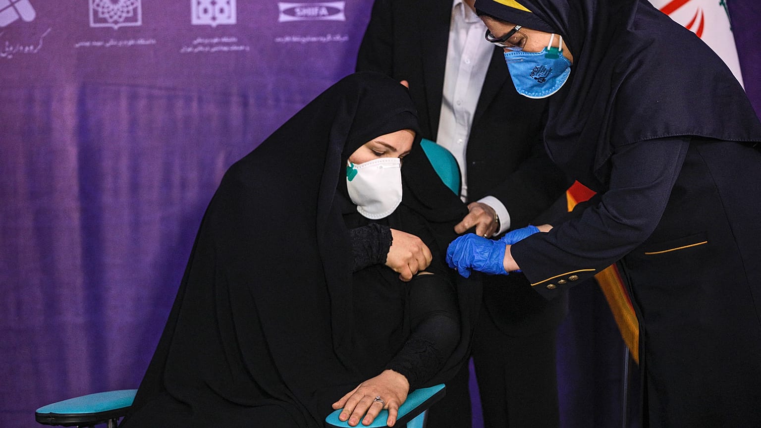 بدء حملة التلقيح ضد فيروس كورونا - إيران