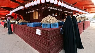 نساء كويتيات في سوق بالعاصمة الكويت