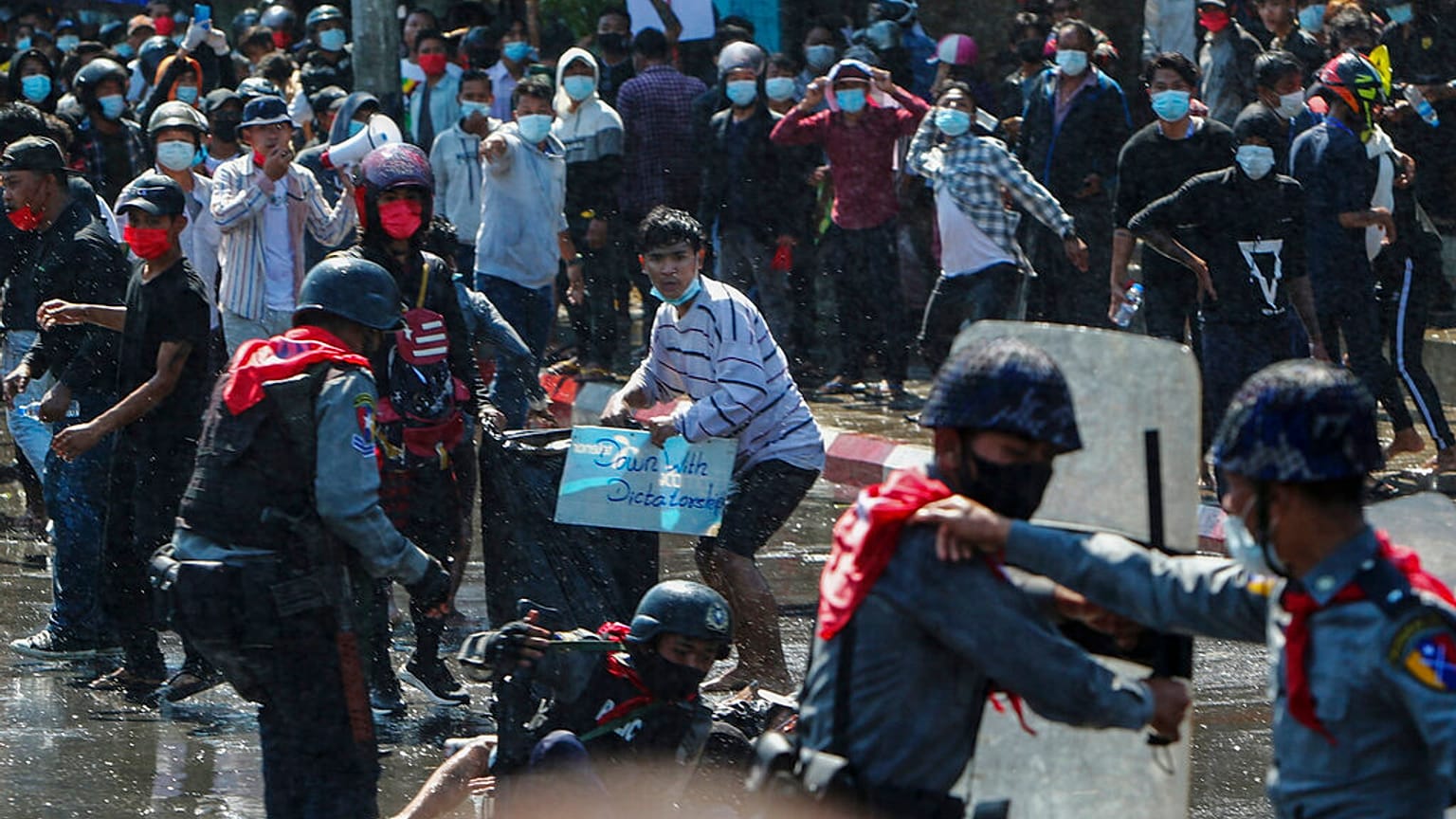 Myanmar'da polis, darbe karşıtı protestoculara plastik mermiyle müdahale etti